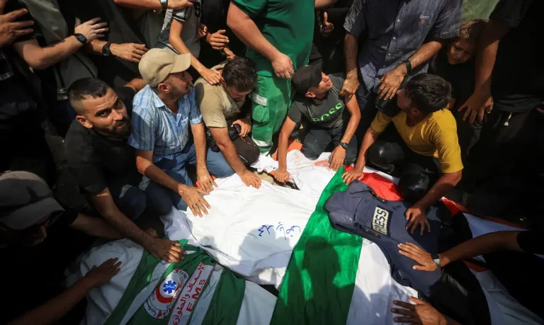 Mourners attend the funeral of Al Jazeera journalists Anas Al Sharif, Mohammed Qreiqeh, Ibrahim Zaher, Mohammed Noufal and another colleague, who were killed in an Israeli strike, in Gaza City August 11, 2025. REUTERS/Dawoud Abu Alkas