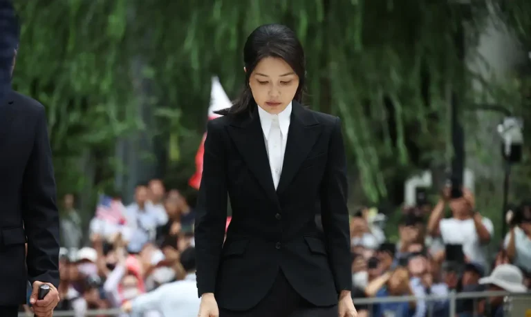 A ex-primeira-dama da Coreia do Sul, Kim Keon Hee, chega ao gabinete do promotor especial em Seul, Coreia do Sul
06/08/2025
Reuters/Kim Hong-Ji/Proibida reprodução