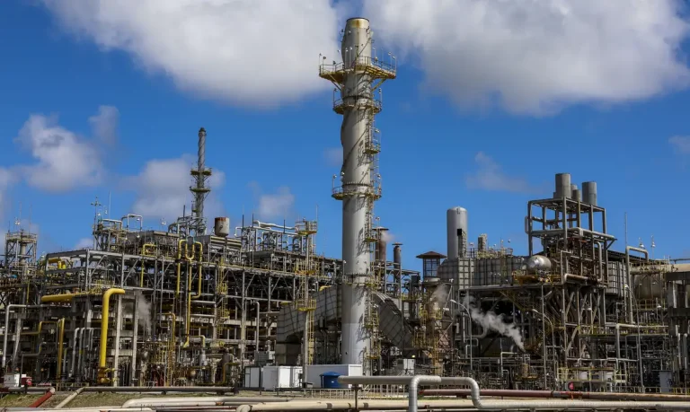 Ipojuca (PE) 01/11/2024 – As unidades de hidrotratametno de nafta e de geração de hidrogênio da Refinaria Abreu e Lima (RNEST), da Petrobras, trabalham para reduzir os teores de enxofre e componentes instáveis no combustível. O Trem 1 da RNEST vai passar por