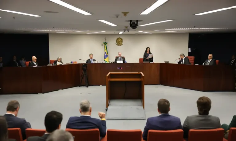 Brasília (DF) 10/09/2025 - A Primeira Turma do Supremo Tribunal Federal (STF) realiza o quarto dia de julgamento dos réus do Núcleo 1 da trama golpista, formado pelo ex-presidente Jair Bolsonaro e mais sete aliados.  Foto: Fabio Rodrigues-Pozzebom/ Agência Brasil