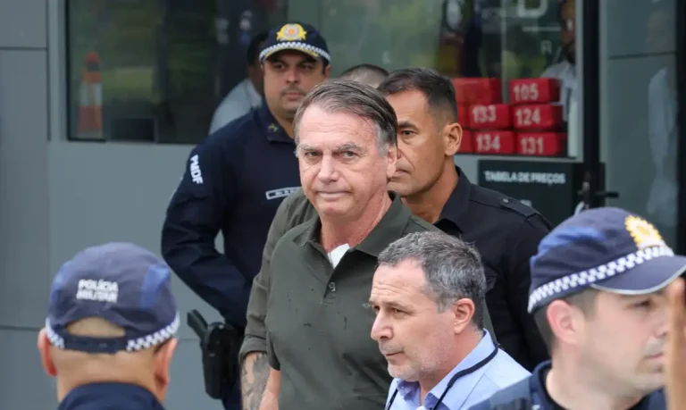 Brasília (DF) 14/09/2025 O ex-presidente Jair Bolsonaro, acompanhado de seu filho, Jair Renan, deixa hospital sob forte esquema de segurança, após passar por procedimentos.  Foto: Fabio Rodrigues-Pozzebom/ Agência Brasil