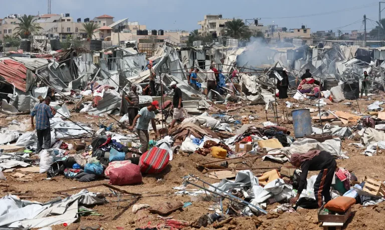 Local atacado por Israel em Deir Al-Balah, centro de Gaza
 21/8/2025     REUTERS/Ramadan Abed
