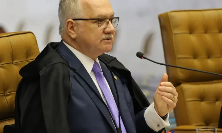 O ministro Edson Fachin, durante sessão do STF que retoma julgamento sobre o compartilhamento de dados bancários e fiscais.