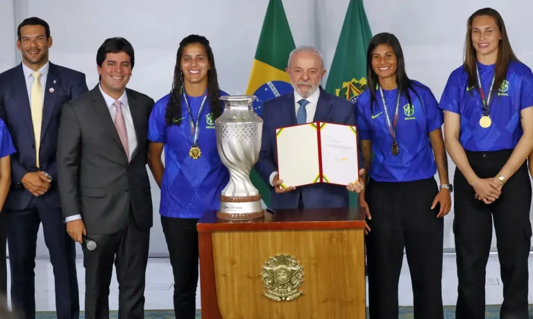 Brasília (DF), 10/09/2025 - O presidente da República, Luiz Inácio Lula da Silva, recebe atletas da Seleção Brasileira de Futebol Feminino, no Palácio do Planalto. A equipe foi campeã da Copa América Feminina 2025. Foto: Bruno Peres/Agência Brasil