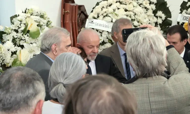 São Paulo (SP), 02/09/2025 - Presidente Luiz Inácio Lula da Silva participa do velório do jornalista Mino Carta, no cemitério São Paulo. Jornalista fundador e diretor de redação da revista Carta Capital , Quatro Rodas, Isto É, Veja e Jornal da Tarde, faleceu aos 91 anos. Foto: Paulo Pinto/Agência
