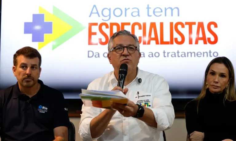 Rio de Janeiro (RJ), 02/09/2025 - O ministro da Saúde, Alexandre Padilha, participa, no Instituto Fernandes Figueira (IFF), da cerimônia de assinatura de atos do programa Agora Tem Especialistas, voltados à reestruturação dos institutos federais e do Hospital da Lagoa no estado. Foto: Tânia Rêgo/Agência Brasil