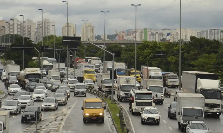 Trânsito e risco de alagamentos na Marginal Tietê.