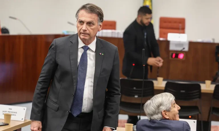 Brasília (DF), 10/06/2025 - O ex presidente Jair Bolsonaro chegando para depoimento na 1 turma do STF.
O ministro do Supremo Tribunal Federal (STF) Alexandre de Moraes começa a ouvir os réus do núcleo 1 na ação da trama golpista, os interrogatórios ocorrerão presencialmente na sala de julgamentos da primeira turma da corte
Foto: Valter Campanato/Agência Brasil