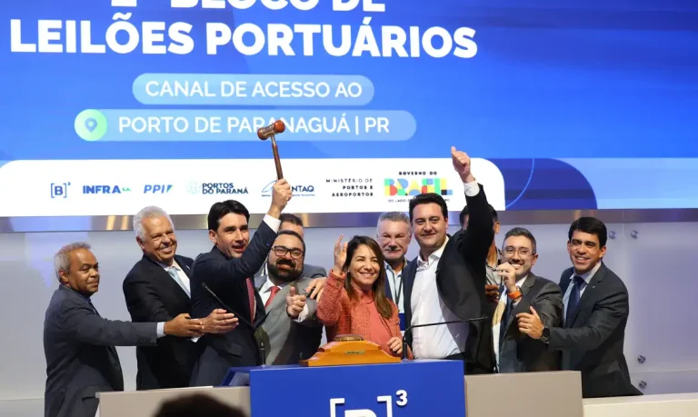 São Paulo (SP), 22/10/2025 - Ministro de Portos e Aeroportos, Silvio Costa Filho, e governador do Paraná, Ratinho Júnior, participam da batida do martelo para celebrar a conquista da concessão do canal de acesso aquaviário ao Porto de Paranaguá por 25 anos para o Consórcio Canal Galheta Dragagem, em leilão realizado pelo Ministério de Portos e Aeroportos e ANTAQ na B3. Foto: Rovena Rosa/Agência Brasil