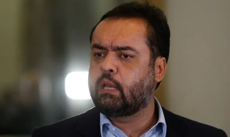 Rio de Janeiro (RJ) 24/10/2024 - O governador do Rio, Cláudio Castro, fala à imprensa com os secretários de Polícia Militar, coronel Marcelo de Menezes, de Polícia Civil, Felipe Curi, e de Segurança Pública, Victor dos Santos, após a morte de três pessoas baleadas na Avenida Brasil, próximo do Complexo de Israel, onde acontecia uma operação da Polícia Militar, na Zona Norte. Foto: Fernando Frazão/Agência Brasil