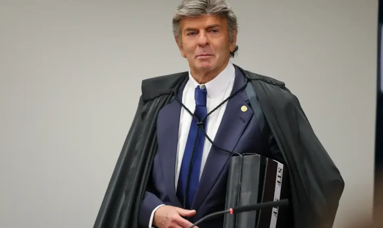 Brasília (DF) 10/09/2025 - O ministro Luiz Fux chega para proferir seu voto  na Primeira Turma do Supremo Tribunal Federal (STF) que realiza o quarto dia de julgamento dos réus do Núcleo 1 da trama golpista, formado pelo ex-presidente Jair Bolsonaro e mais sete aliados.  Foto: Fabio Rodrigues-Pozzebom/ Agência Brasil