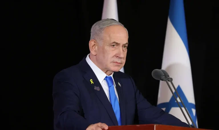 Israeli Prime Minister Benjamin Netanyahu participate in the state memorial ceremony for the fallen of the Iron Swords War on Mount Herzl. In Jerusalem on 16 October 2025    Alex Kolomoisky/POOL/Pool via REUTERS