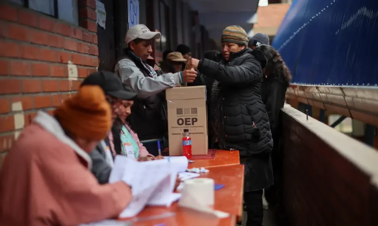 A voter casts a vote on the day of the runoff election in La Paz, Bolivia, October 19, 2025. REUTERS/Adriano Machado/Proibida Reprodução