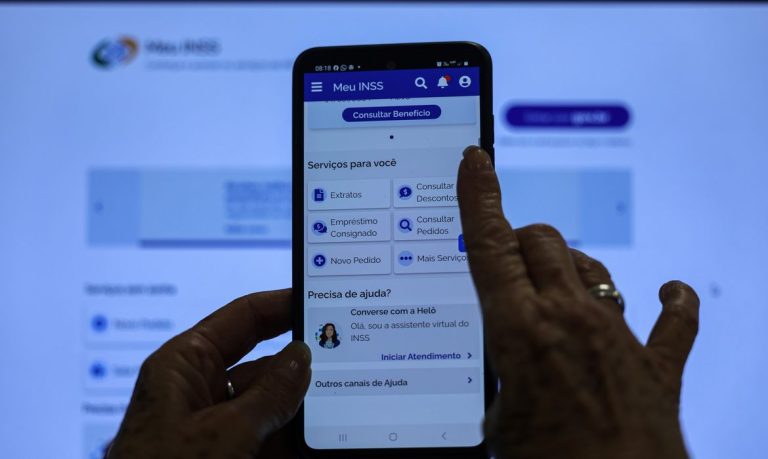 Brasília (DF), 14/05/2025 - Aposentada Neide Maria, recebeu o aviso no APP meu INSS, que teve desconto associativo nos últimos 5 anos.
A partir desta quarta-feira (14), os aposentados e pensionistas do Instituto Nacional do Seguro Social (INSS) podem requerer a devolução de valores descontados indevidamente nos últimos anos. O pedido deve ser feito por meio do aplicativo Meu INSS, pelo site de mesmo nome ou pelo telefone 135.
Foto: Joédson Alves/Agência Brasil