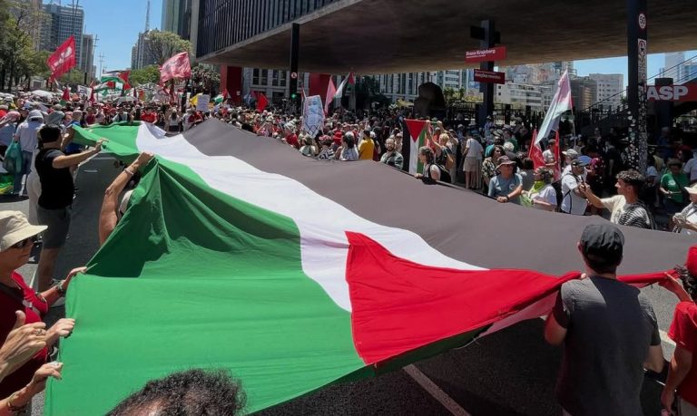 São Paulo (SP), 05/10/2025 – Ato pró-palestina pede libertação de ativistas de Flotilha e medidas mais duras do governo brasileiro.
Foto: cspconlutas/Instagram