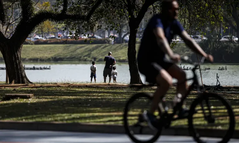 São Paulo (SP) 31/08/2024 - Paulistanos aproveitam o calor em São Paulo no Parque do Ibirapuera.. Foto: Paulo Pinto/Agência Brasil