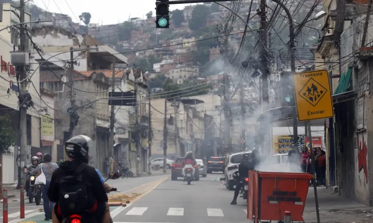 Rio de Janeiro (RJ), 28/10/2025 - Durante operação policia contra o Comando Vermelho, bandidos ordenam fechamento de comércio e usam lixeiras incendiadas para bloquear a via na rua Itapiru, no Catumbi. Foto: Fernando Frazão/Agência Brasil