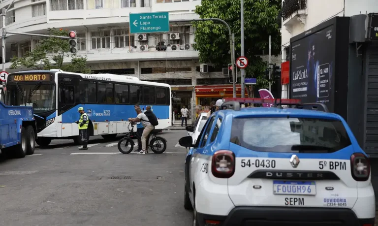 Rio de Janeiro (RJ), 28/10/2025 – Durante operação policia contra o Comando Vermelho, bandidos renderam motorista da linha 409 na Rua do Riachuelo, na Lapa, e obrigaram a atravessar na via, levando a chave. Foto: Fernando Frazão/Agência Brasil