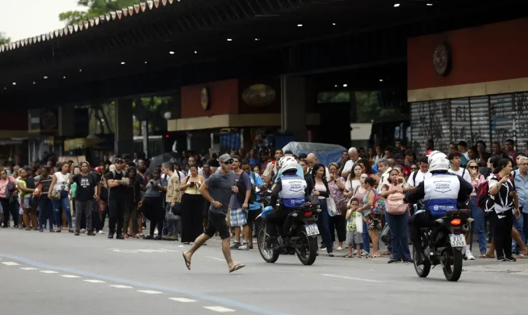 Rio de Janeiro (RJ), 28/10/2025 - Durante operação policia contra o Comando Vermelho, filas nos pontos de ônibus e vans de transporte complementar na região da Central do Brasil, com trabalhadores sendo liberados mais cedo pela situação de violência. Foto: Fernando Frazão/Agência Brasil