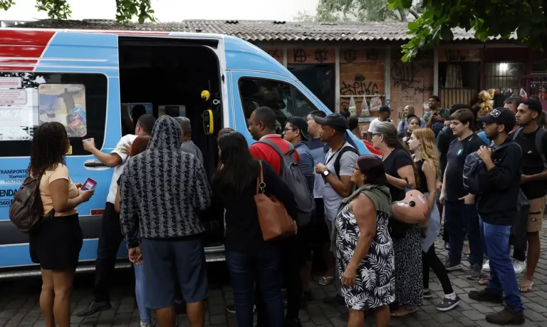 Rio de Janeiro (RJ), 28/10/2025 - Durante operação policia contra o Comando Vermelho, filas nos pontos de ônibus e vans de transporte complementar na região da Central do Brasil, com trabalhadores sendo liberados mais cedo pela situação de violência. Foto: Fernando Frazão/Agência Brasil