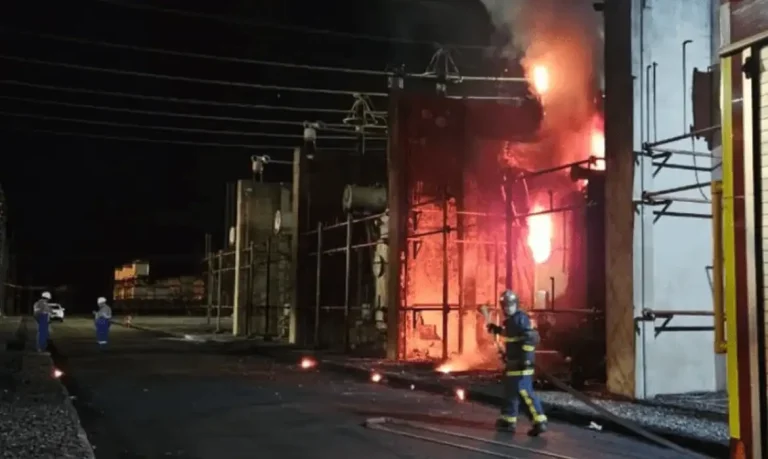 Campo Largo (PR), 14/10/2025 - Um incêndio na subestação da privatizada Copel de Bateias, provocou um apagão de grandes proporções na madrugada, afetando 25 estados brasileiros e o Distrito Federal. Foto: Corpo de Bombeiros PR/Divulgação