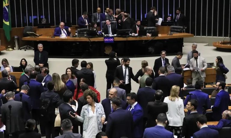 Brasília - 21/10/2025 -Câmara aprova urgência para projeto que impede cobrança por bagagem de mão em voos. Foto: Lula Marques/ Agência Brasil.