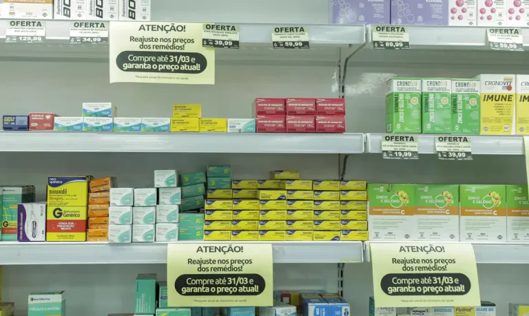 Brasília (DF), 31/03/2025 - Resolução da Câmara de Regulação do Mercado de Medicamentos (CMED), publicada nesta segunda-feira (31) no Diário Oficial da União, estabelece o novo teto para reajuste de preços de remédios vendidos em farmácias e drogarias de todo o país.
Foto: Joédson Alves/Agência Brasil
