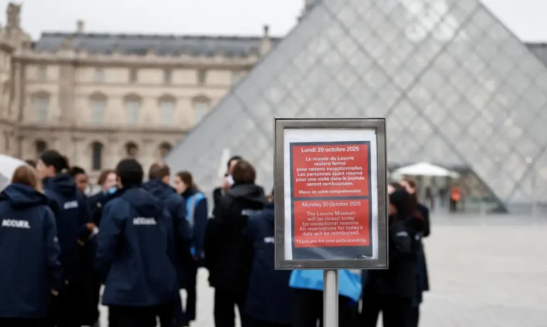 Museu do Louvre segue fechado um dia após roubo
 20/10/2025    REUTERS/Benoit Tessier