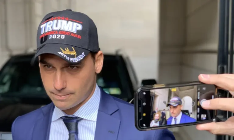 O deputado federal Eduardo Bolsonaro, filho do presidente eleito Jair Bolsonaro, disse que o futuro governo tem a intenção de mudar a embaixada do Brasil em Israel. Eduardo Bolsonaro com boné que ganhou de apoiadores em Washington.