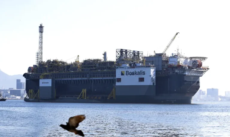 A Petrobras anunciou a chegada da plataforma de petróleo, P-67, ancorada na Baía de Guanabara, destinada ao Sistema de Produção do Campo de Lula, no pré-sal da Bacia de Santos.