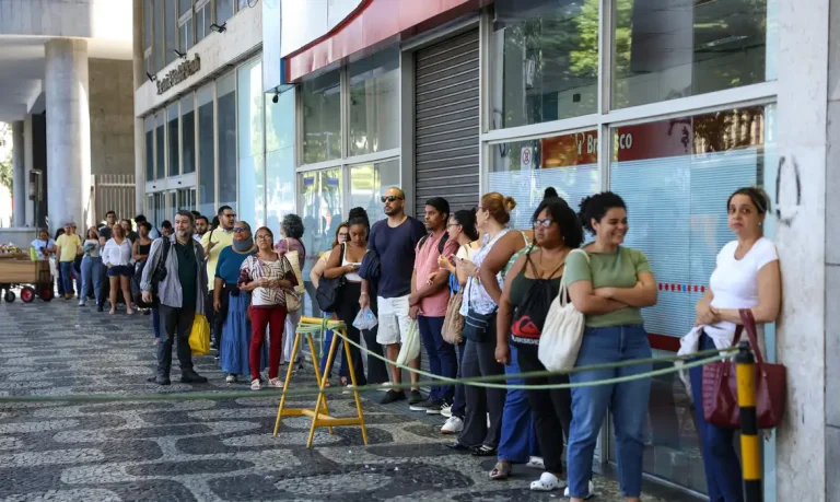 Rio de Janeiro (RJ), 05/10/2025 – Candidatos chegam ao local de prova do Concurso Nacional Unificado (CNU), no centro do Rio de Janeiro. Foto: Tomaz Silva/Agência Brasil