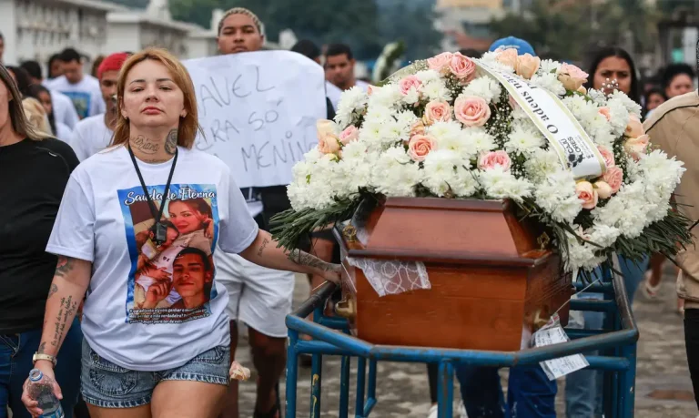Rio de Janeiro (RJ), 31/10/2025 – Raquel Rios aolado do caixão de seu filho, Ravel Rios durante sepultamento de uma das vitimas da operação contenção, no cemitério de cemitério de Inhaúma.
Foto: Joédson Alves/Agência Brasil