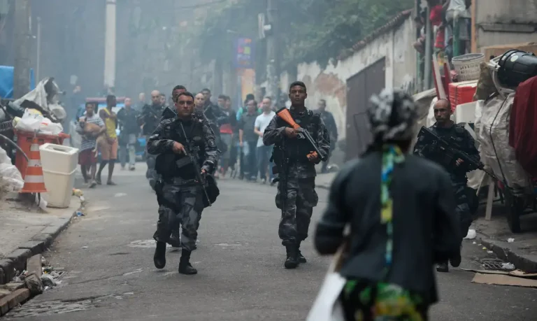 Rio de Janeiro - Operação policial após ataques às bases das Unidades de Polícia Pacificadora (UPP) nas comunidades do Cantagalo e Pavão-Pavãozinho, em Copacabana. (Fernando Frazão/Agência Brasil)