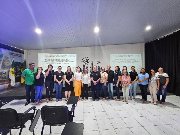 Durante o encontro, foram apresentadas duas pesquisas acadêmicas, conduzidas pelas professoras Camila Soares e Lenuska Ferreira