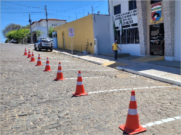 A preparação do terreno garante mais durabilidade ao calçamento e qualidade na execução dos serviços, reafirmando o compromisso da gestão municipal
