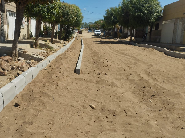 Os moradores celebram a chegada das obras, que representam mais do que calçamento
