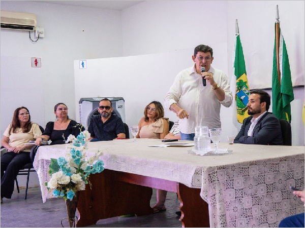 O encontro contou com a presença do prefeito Dr. Tadeu, do secretário de Educação, professor Sérgio André, vereadores, autoridades municipais e diretores escolares