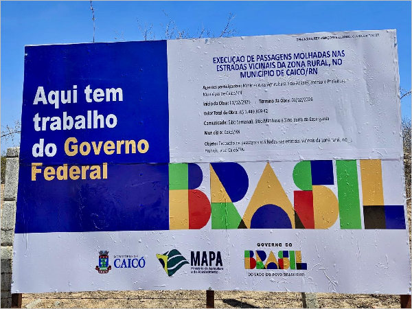 Os moradores tinham que, em época de chuvas, atravessar os mantimentos em canoas