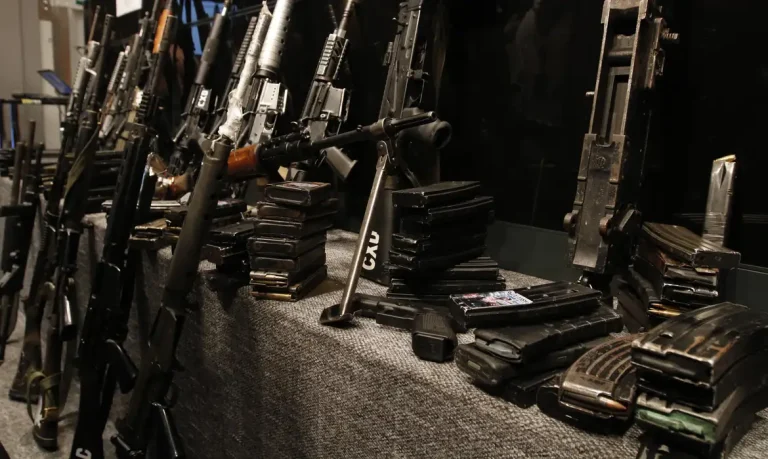 Operação conjunta das polícias Civil e Militar no Complexo da Maré, apreende fuzis e munição em paiol do tráfico de drogas.