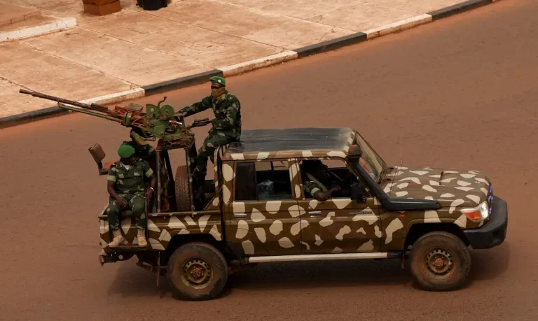 Soldados patrulham as proximidades do palácio presidencial em Bissau
21/11/2025    REUTERS/Luc Gnago