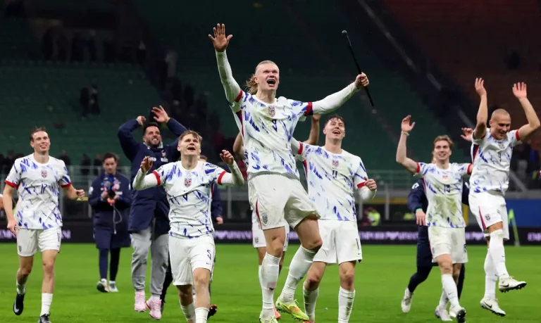 Erling Haaland e colegas da seleção da Noruega comemoram após vitória sobre a Itália pelas eliminatórias europeias para a Copa do Mundo
16/11/2025 REUTERS/Claudia Greco