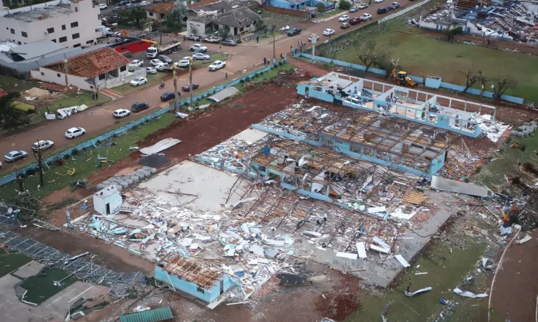 Paraná 08/11/2025 - Ciclone extratropical causa destruição no Paraná; 60 mil casas estão sem energia. Foto: Ari Dias/AEN