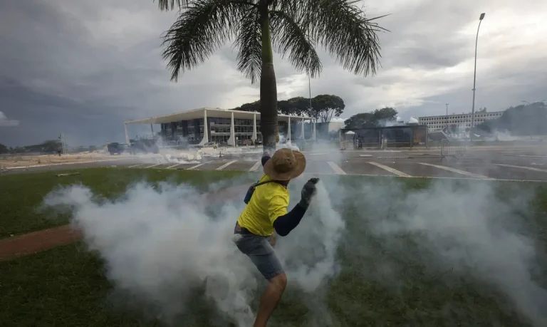 Brasilia (DF) 08/01/2023 - Golpistas invadem prédios públicos na praça dos Três Poderes.  Na foto, vândalo atira objeto contra prédio do STF.