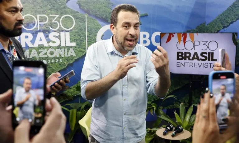 Belém (PA), 11/11/2025 - Ministro da Secretaria-Geral da Presidência da República, Guilherme Boulos, fala com jornalistas  da TV Brasil e Agência Brasil na área Green Zone (Área Verde), na COP30. Foto: Bruno Peres/Agência Brasil