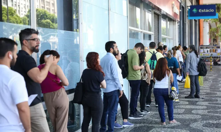 Rio de Janeiro (RJ), 05/10/2025 – Candidatos chegam ao local de prova do Concurso Nacional Unificado (CNU), no centro do Rio de Janeiro. Foto: Tomaz Silva/Agência Brasil