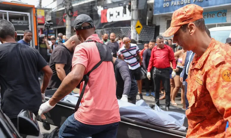 Rio de Janeiro (RJ), 29/10/2025 - Dezenas de corpos são trazidos por moradores para a Praça São Lucas, na Penha, zona norte do Rio de Janeiro. Operação Contenção.
Foto: Tomaz Silva /Agência Brasil