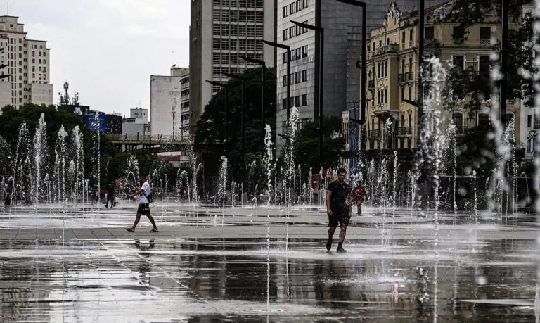 São Paulo (SP), 09.11.2023 - Com as altas temperaturas,  populares se refrescam nas fontes do Vale do Anhangabau. Foto: Paulo Pinto/Agência Brasil