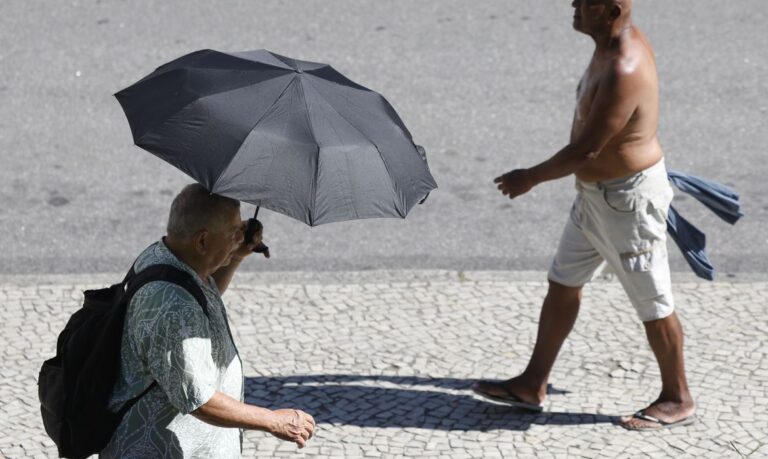 Rio de Janeiro (RJ), 26/12/2025 – Pessoas se protegem do sol no centro da cidade em dia de calor no Rio de Janeiro. Foto: Fernando Frazão/Agência Brasil