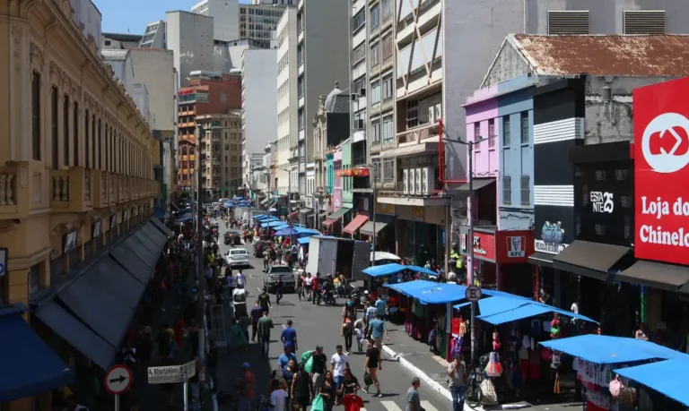 São Paulo (SP), 19/12/2023 - Movimento de consumidores nas lojas da rua 25 de Março. Foto: Rovena Rosa/Agência Brasil