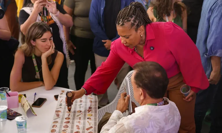 Fortaleza (CE), 04/12/2025 – A ministra da Cultura, Margareth Menezes visita mesas com rodada de negócios durante Mercado das Indústrias Criativas do Brasil (MICBR+Ibero-América), no Centro Dragão do Mar de Arte e Cultura, em Fortaleza (CE). Foto: Tomaz Silva/Agência Brasil